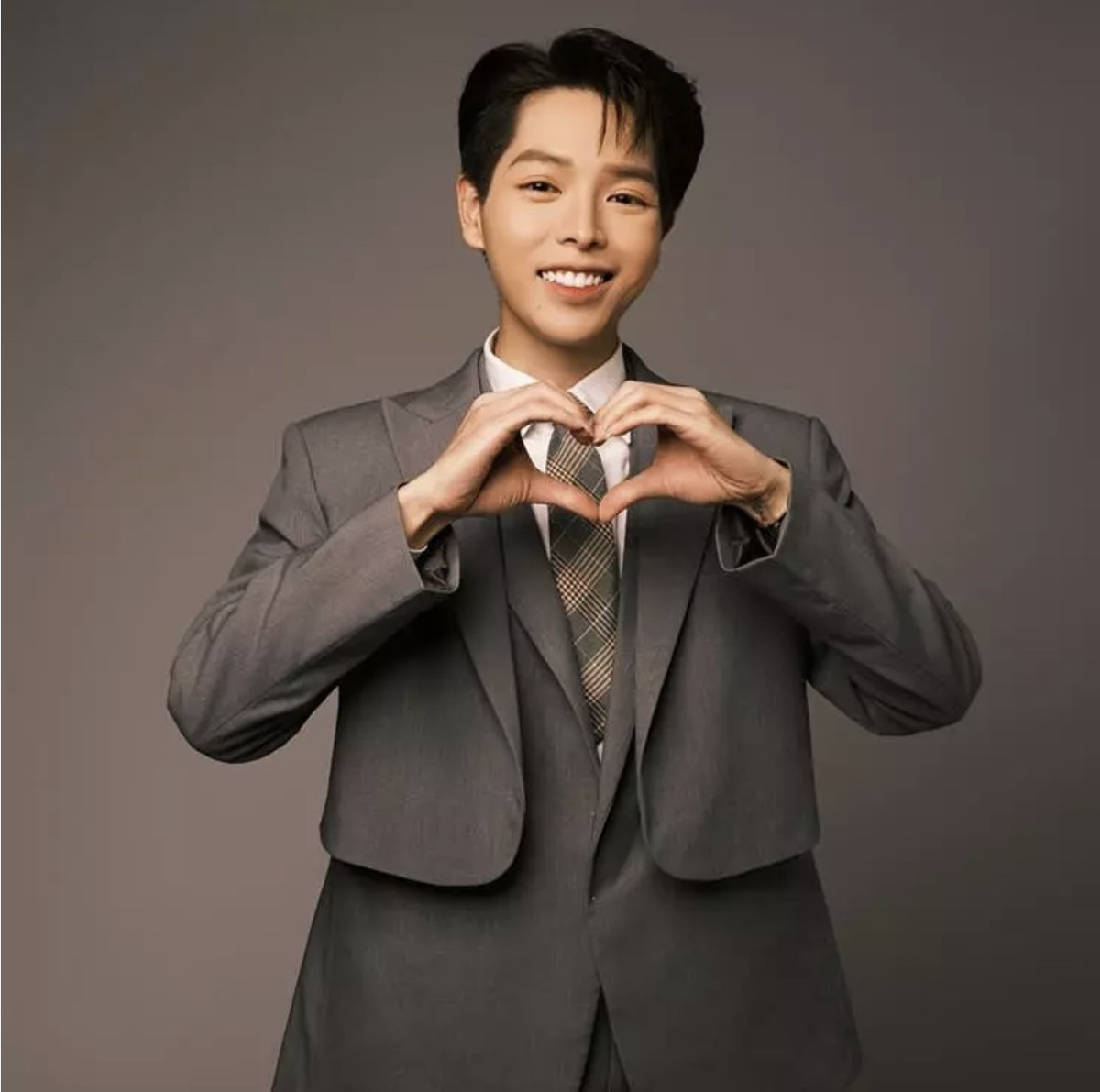 Sau nhiều năm hoạt động nghệ thuật, Đức Phúc trở thành một trong những nghệ sĩ trẻ có giá cát-xê cao ngất ngưởng. Ảnh: Dân Việt