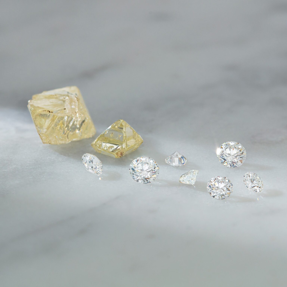 Không phải tất cả kim cương được khai thác đều có chất lượng cao. Do độ cứng đặc biệt của chúng, hầu hết các viên kim cương khai thác tự nhiên không phù hợp làm đồ trang sức. Chỉ một tỷ lệ nhỏ kim cương được sử dụng làm đồ trang sức cao cấp. Ảnh: Chrysella