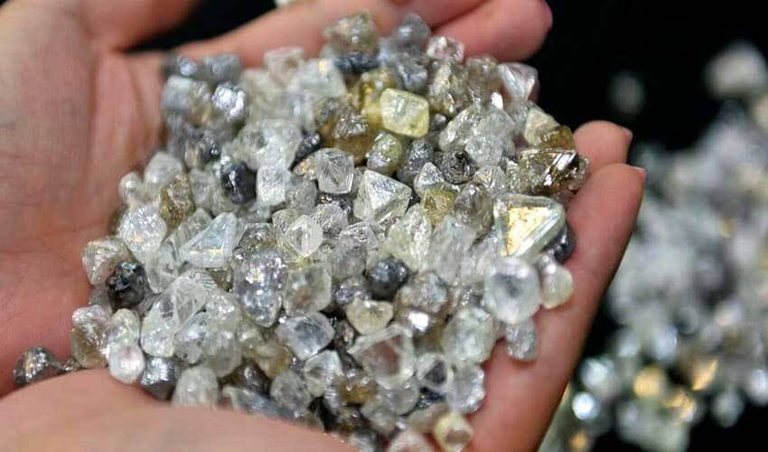 Theo thời gian, những ống kimberlite này bị xói mòn do thời tiết, làm lộ ra những khu vực đá chứa kim cương mà sau đó có thể được khai thác để lấy những viên đá quý có giá trị. Ảnh: Getty