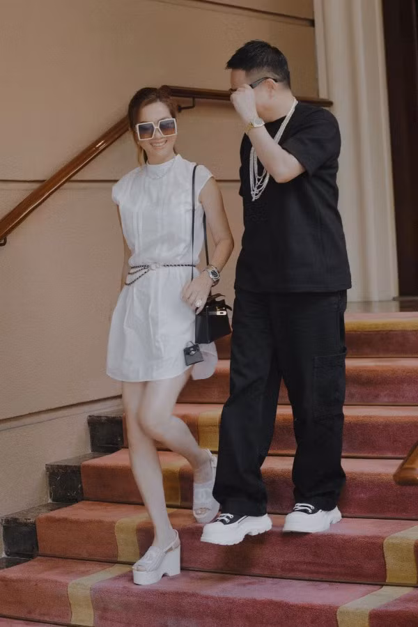 Trong lần trở về Việt Nam gần đây, nữ tỷ phú khiến dân tình choáng váng khi diện trang phục trị giá 2 tỷ USD trong buổi trà chiều cùng người anh thân thiết. Ảnh: FB @mimi_morris