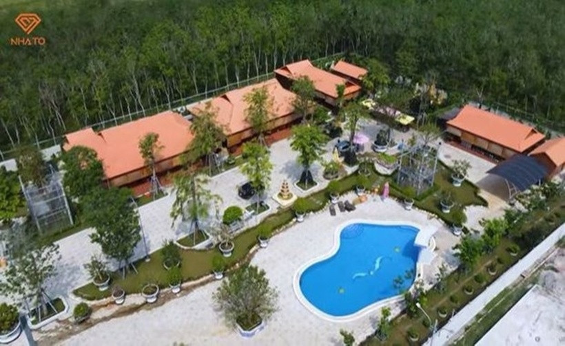 Biệt phủ của đại gia Nguyễn Tấn Sơn mang phong cách cổ điển, thiết kế 3 gian 3 chái kiểu miền Tây xưa, chấm phá một số nét hiện đại. Ảnh chụp màn hình NhaTo