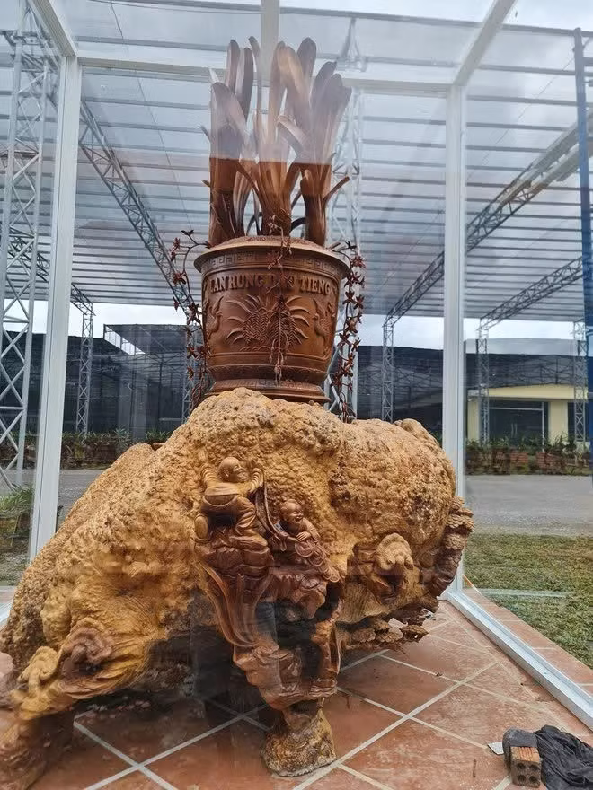 Ngoài hai khu vực nhà chính, nhà ngang, gia chủ còn tạo ra những khu vực để trưng bày bộ sưu tập đồ gỗ. Chẳng hạn như khối gỗ nu xá xị khắc thành hình giò hoa lan. Ảnh chụp màn hình NhaTo