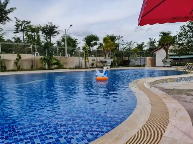 Tuy nhiên, anh rất khiêm tốn, luôn khẳng định mình chỉ là một nông dân chính hiệu, vươn lên nhờ sự siêng năng và trí tuệ. Ảnh chụp màn hình NhaTo