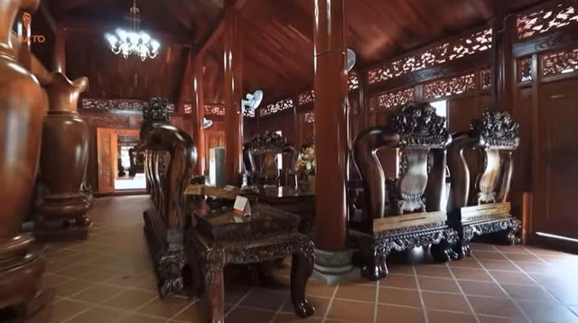 Ngay cả cánh cửa, cột nhà "bình dân" nhất cũng được làm từ gỗ căm xe của Nam Phi. Ảnh chụp màn hình NhaTo