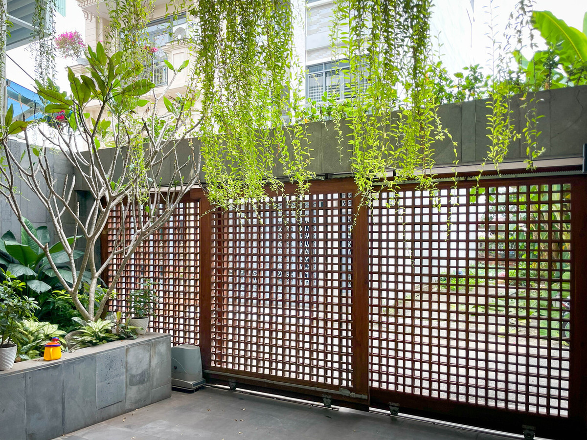 Với những phương án thiết kế này, căn nhà được bảo vệ và tạo không gian mát mẻ quanh năm.