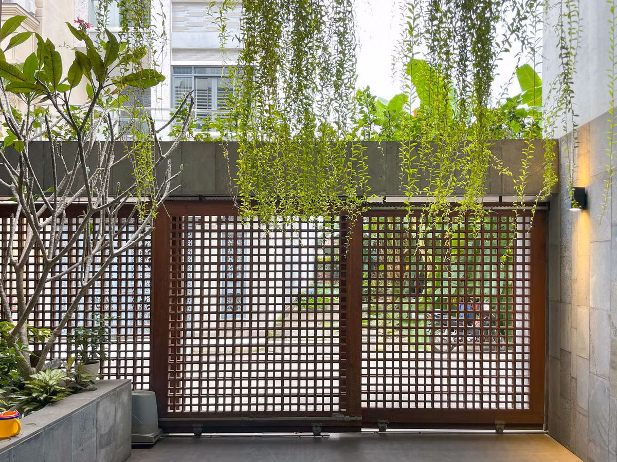 Theo đó, nhóm thiết kế đề xuất giải pháp kéo lùi không gian phía trước theo tầng, với nguyên tắc tầng trên cao hơn tầng dưới khoảng 2,5m.