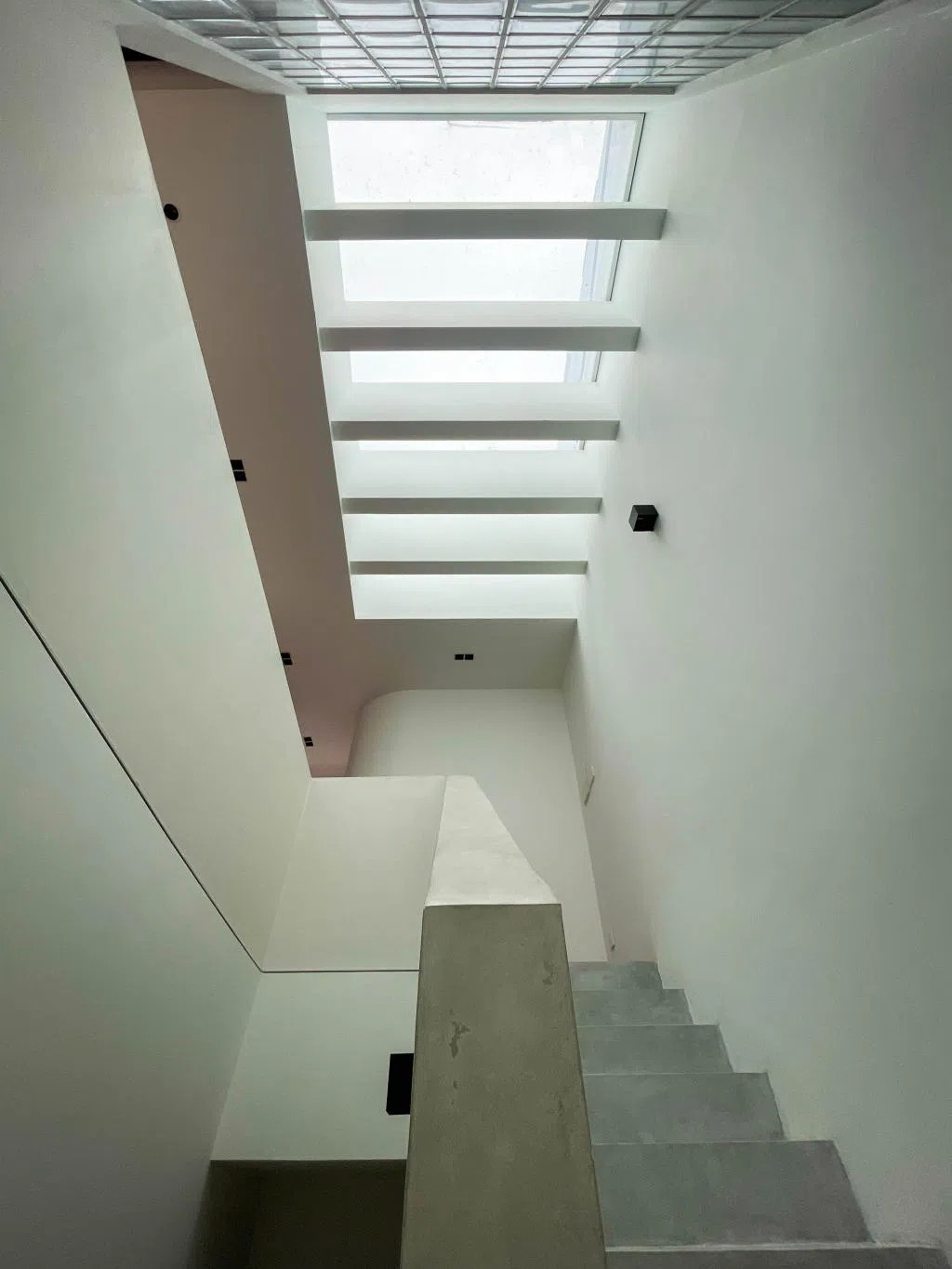 Giếng trời mái kính tận dụng ánh sáng tối đa.