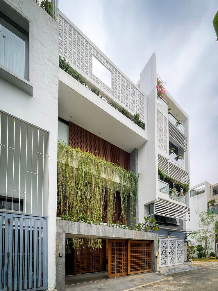 Nằm trong khu dân cư khép kín tại TP HCM, ngôi nhà hướng thẳng về phía Tây với nhiệt độ ban ngày tương đối nóng. Nhiệt độ nóng ẩm khiến giải pháp chống nóng được ưu tiên hàng đầu.