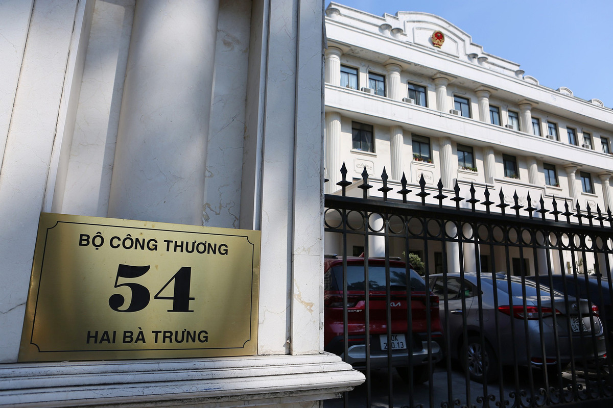 Loạt lãnh đạo Bộ Công Thương bị 'đảo' ghế, hạ cấp vì vi phạm Loat lanh dao Bo Cong Thuong bi 'dao' ghe, ha cap vi vi pham