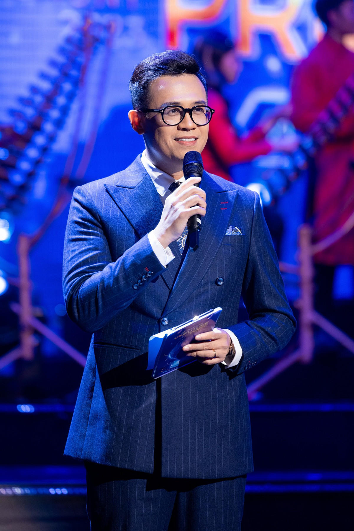 Cách đây không lâu, MC Đức Bảo chia sẻ đoạn clip nói về thu nhập của một MC ở Việt Nam. Theo đó, nam MC khẳng định, cát-xê của một người dẫn chương trình dao động từ con số vài trăm nghìn đồng đến 1.000 USD.