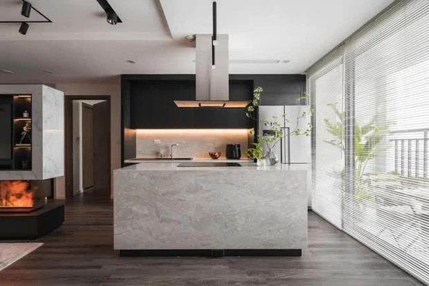 Phòng khách và phòng bếp được thiết kế thông nhau. Do là nơi thường xuyên lui tới nên không gian này chiếm diện tích tối đa khoảng 40m2.