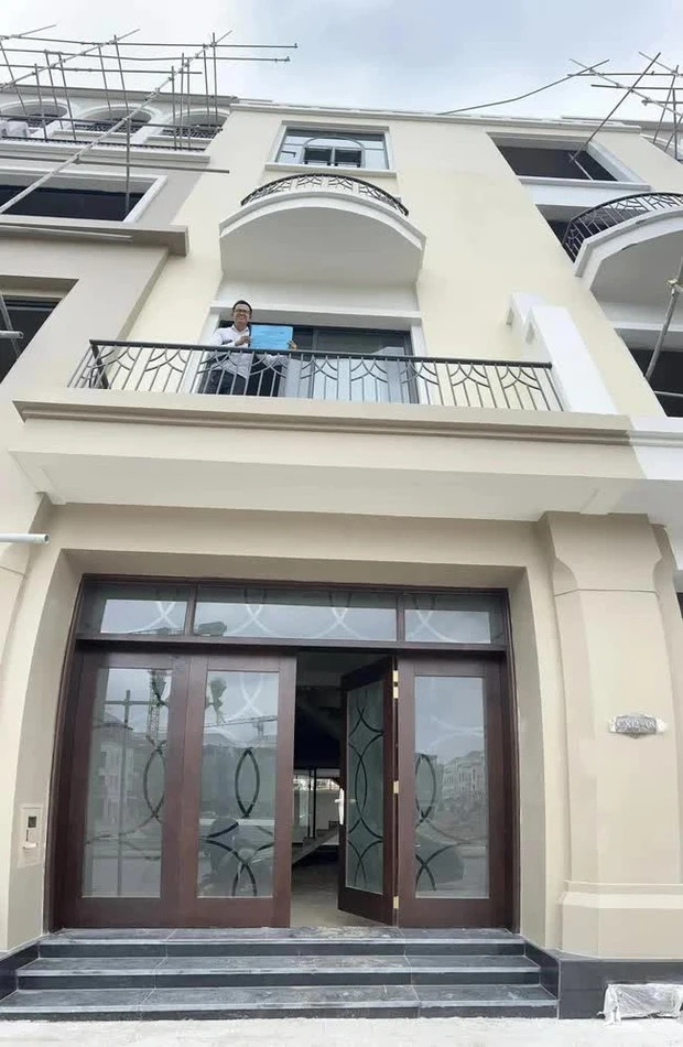Nhìn từ phía ngoài vào, cơ ngơi mới của vợ chồng Đức Bảo đủ khiến nhiều người phải trầm trồ khen ngợi. Nguồn ảnh: FBNV