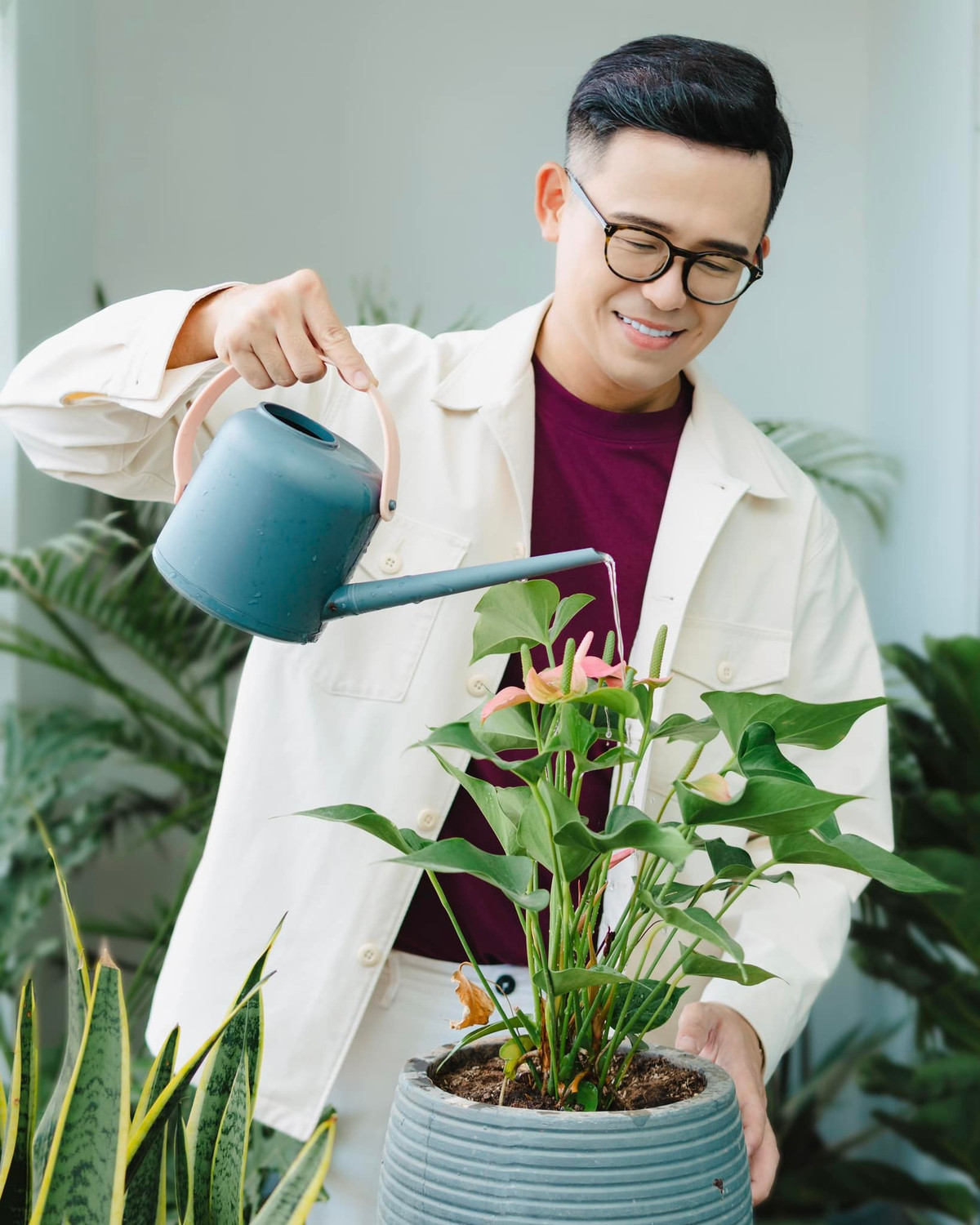 Nam MC còn bố trí cây xanh trong nhà, bắt đầu từ ban công, đến phòng khách, trên bàn làm việc.