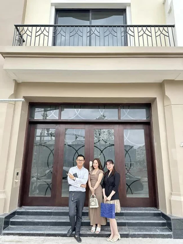 Ngoài ra, vợ chồng MC Đức Bảo còn tậu thêm một căn biệt thự bạc tỷ toạ lạc trên một con phố lớn.