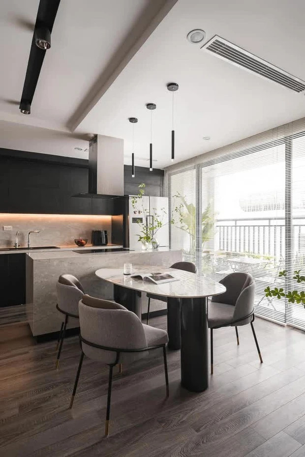 Căn hộ gồm 3 phòng ngủ nhưng được phân chia phòng thành 1 master, 1 phòng làm việc kèm thay đồ và 1 phòng ngủ cho khách, 1 ban công...