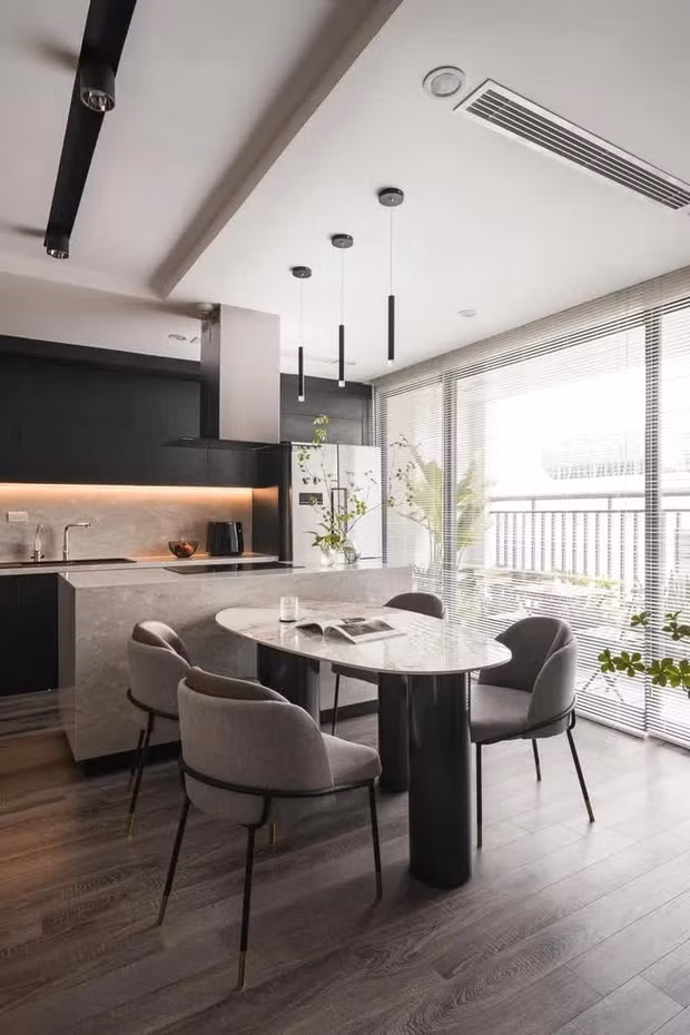 Căn hộ gồm 3 phòng ngủ nhưng được phân chia phòng thành 1 master, 1 phòng làm việc kèm thay đồ và 1 phòng ngủ cho khách, 1 ban công...