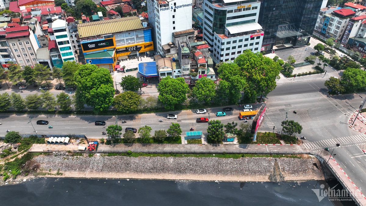 Đường Láng vào mỗi khung giờ cao điểm, các phương tiện dừng chờ đèn tín hiệu bị ùn dài vài km, kể cả hướng từ Ngã Tư Sở lẫn hướng từ phía đường Bưởi đến các đoạn giao với Trần Duy Hưng, Lê Văn Lương.