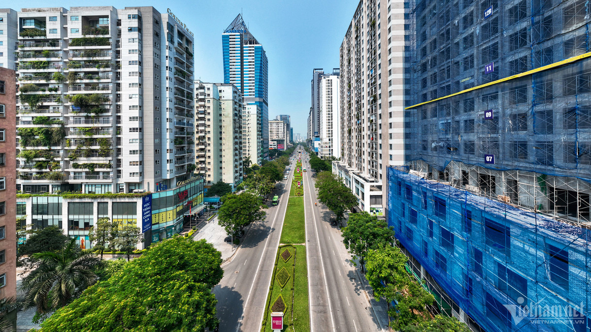 Đường Lê Văn Lương hướng nhìn về phía ngã tư Láng Hạ - đường Láng.