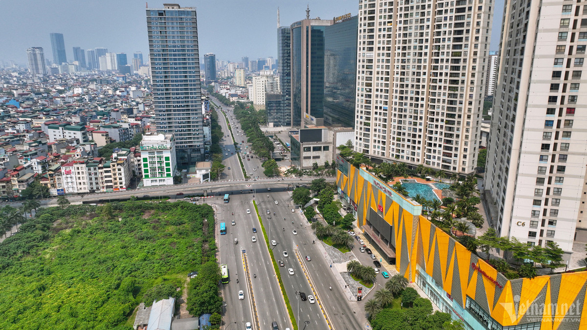 Đường Trần Duy Hưng bị tiếng là càng xén dải phân cách mở rộng càng ùn tắc, nay rất thông thoáng.