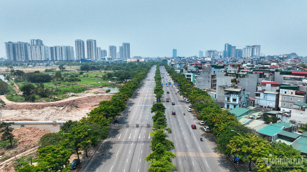 Đường Võ Chí Công hướng về phía cầu Nhật Tân.