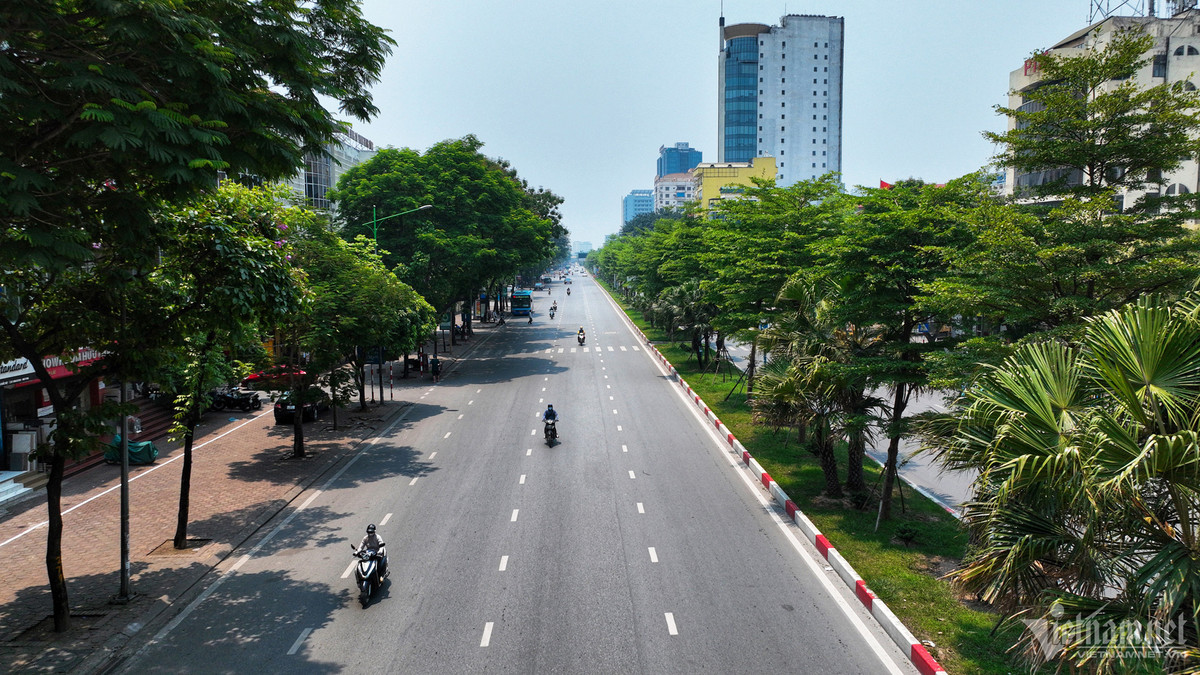 Đường Hoàng Quốc Việt xanh mát, thanh bình, không còn cảnh ùn ùn xe cộ.