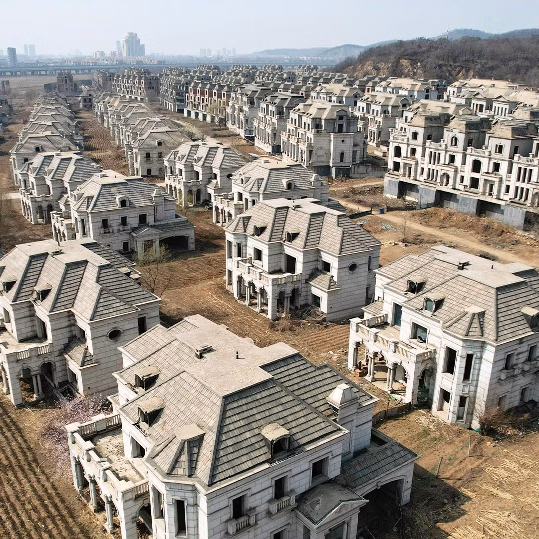 Những căn biệt thự hoang tàn dang dở và không được sơn vẽ giống như những tấm bia mộ đổ nát nằm rải rác trên vùng đất hoang rộng lớn. Nguồn ảnh: Getty, WSJ