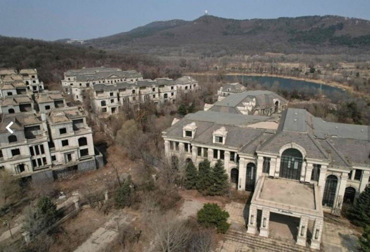 Ở bên ngoài, những bãi cỏ mọc um tùm, xen lẫn một vài đám rau màu được người dân trồng trọt.