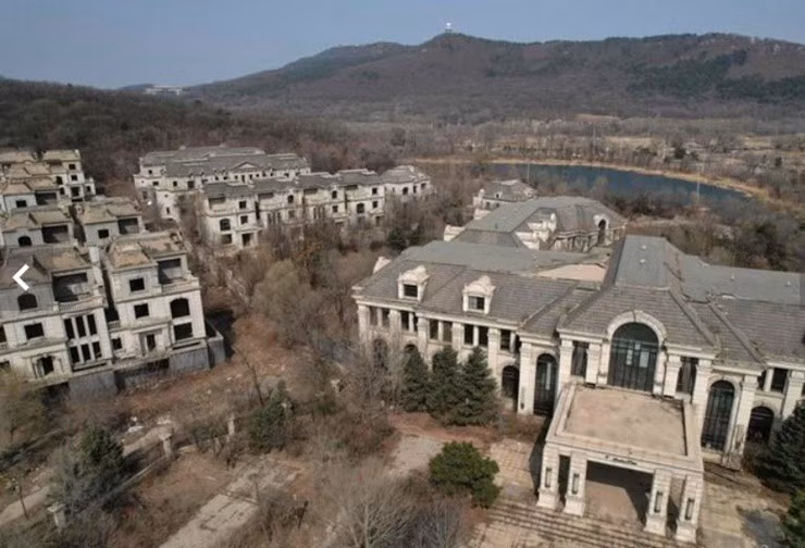 Ở bên ngoài, những bãi cỏ mọc um tùm, xen lẫn một vài đám rau màu được người dân trồng trọt.