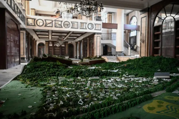 Greenland Group từng chi 230 triệu USD xây riêng một phòng trưng bày. Toà nhà mang phong cách cổ điển Pháp nhưng hiện nay trở nên hoang tàn với đồ đạc ngổn ngang.