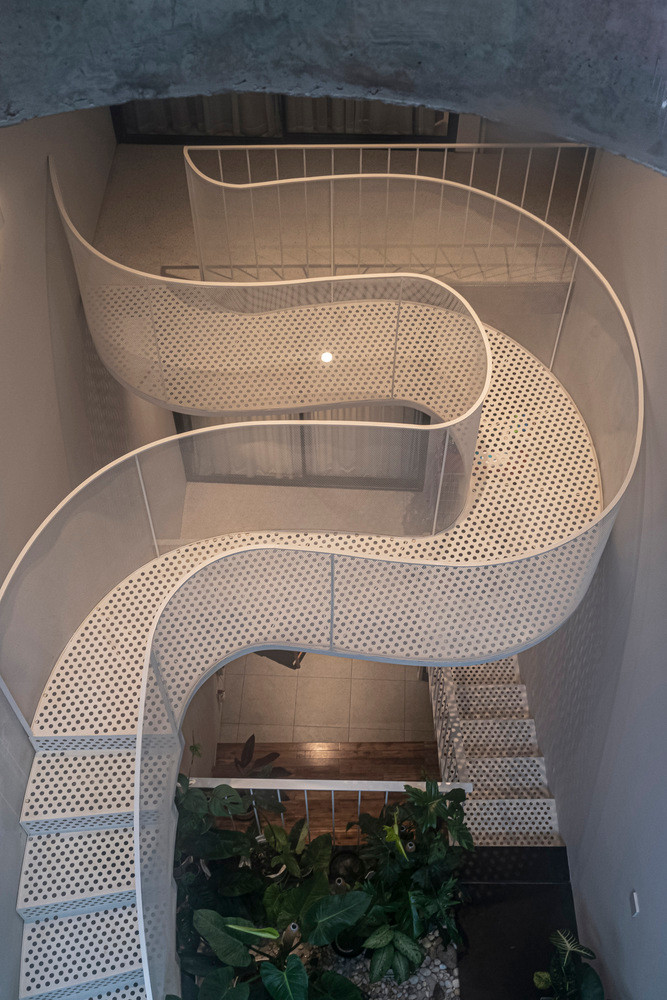 Thép đục lỗ được lựa chọn để tạo độ trong suốt, khiến mọi thứ có cảm giác nhẹ hơn.