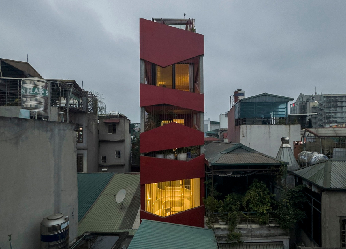 Nhìn từ xa, ngôi nhà nổi bật với những hình khối màu đỏ đậm ngoài mặt tiền.