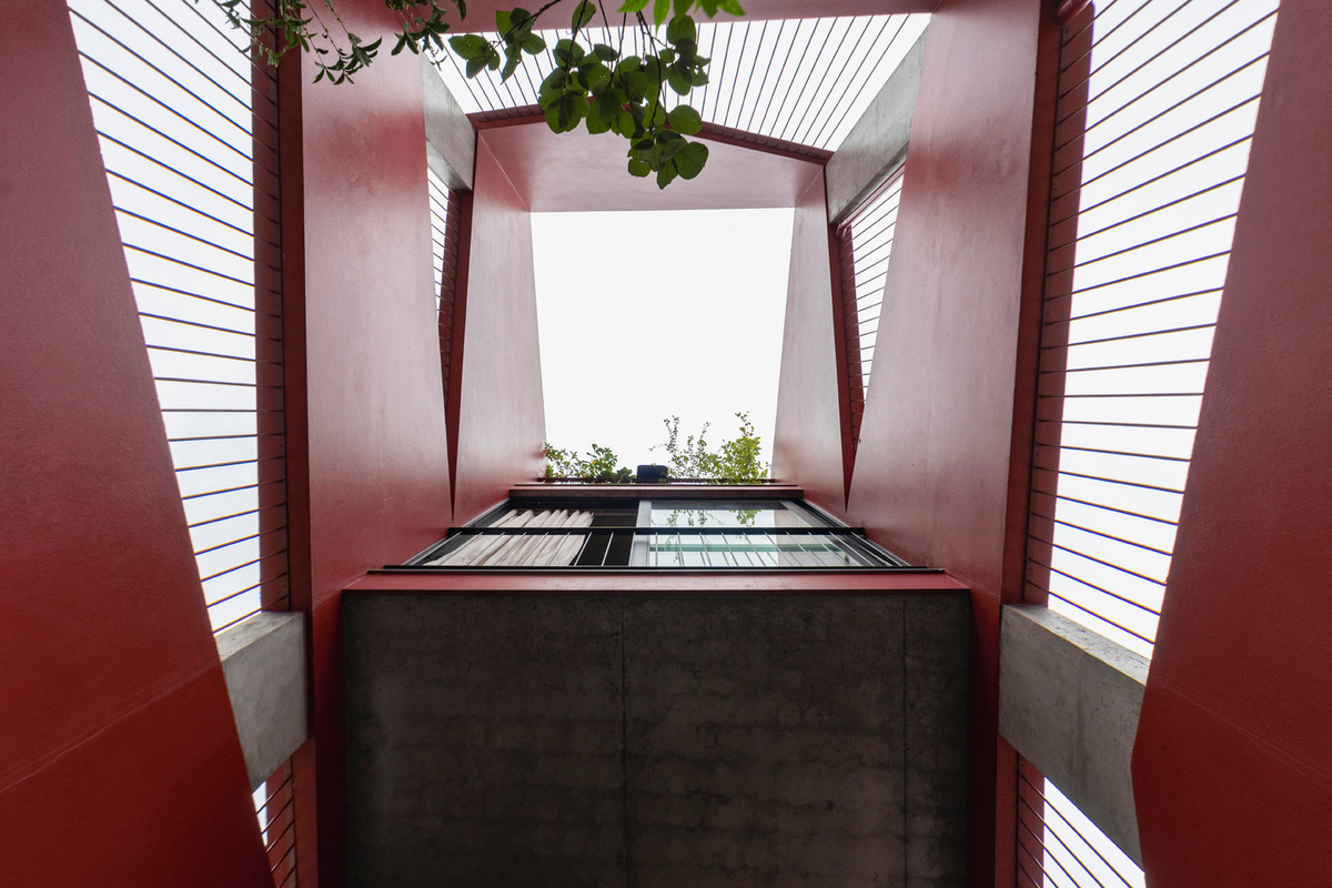 Maison KN xuất hiện từ nhu cầu điều chỉnh lại không gian sống giúp giảm bớt những hạn chế của khu phố cũ của gia đình.