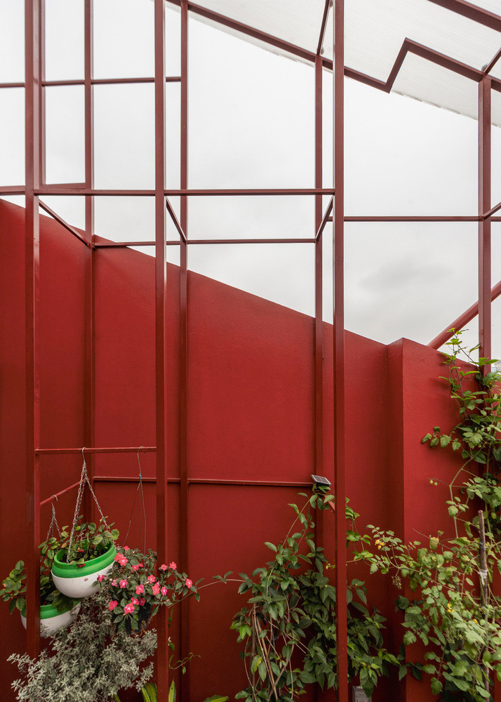 Thiết kế nhà cũng tận dụng tối ưu ánh sáng và thông gió tự nhiên. Nước mưa được thu gom và sử dụng cho sự phát triển tự nhiên của các khu vườn.