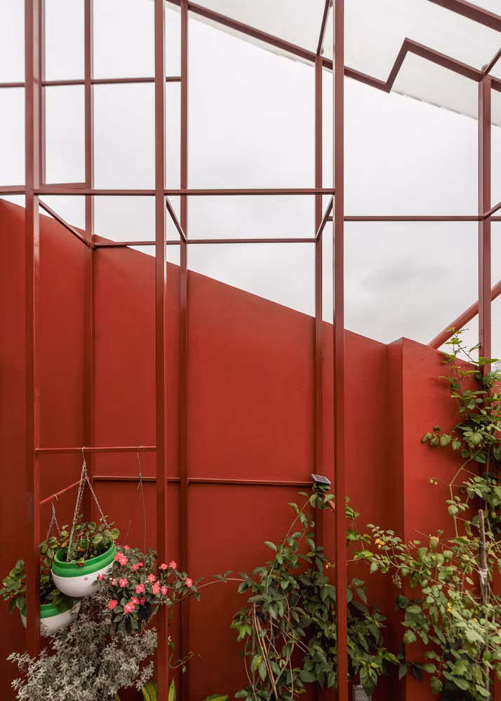 Thiết kế nhà cũng tận dụng tối ưu ánh sáng và thông gió tự nhiên. Nước mưa được thu gom và sử dụng cho sự phát triển tự nhiên của các khu vườn.