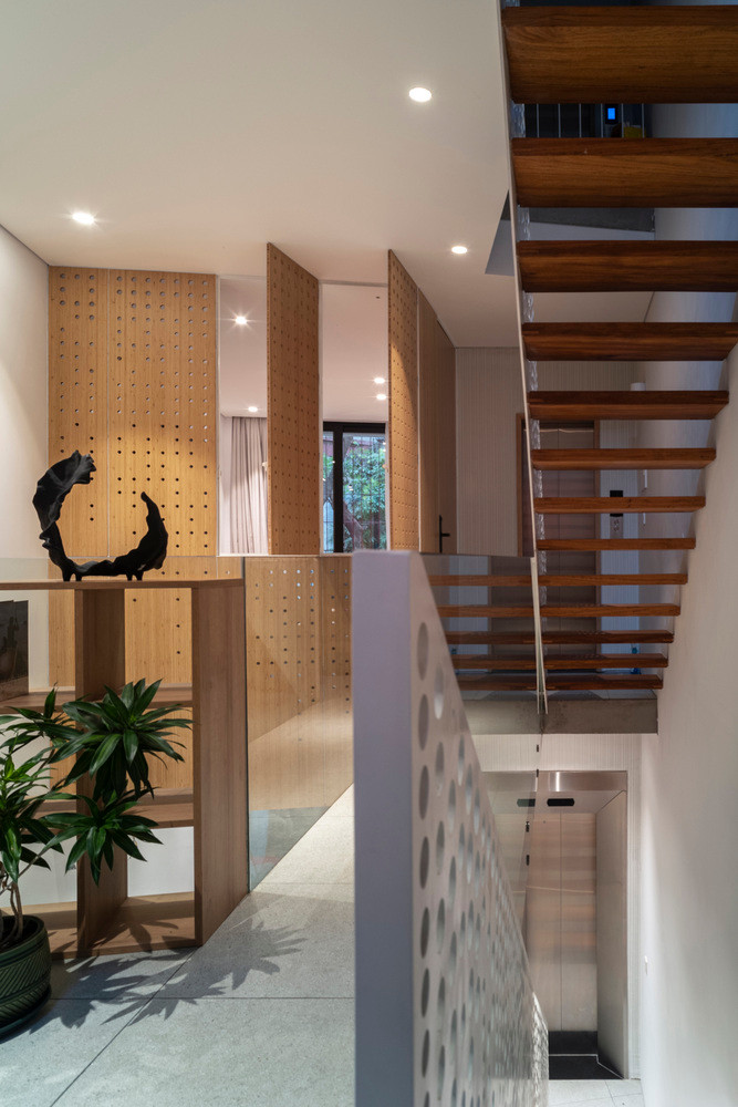 Cầu thang nhỏ với những họa tiết ấn tượng.