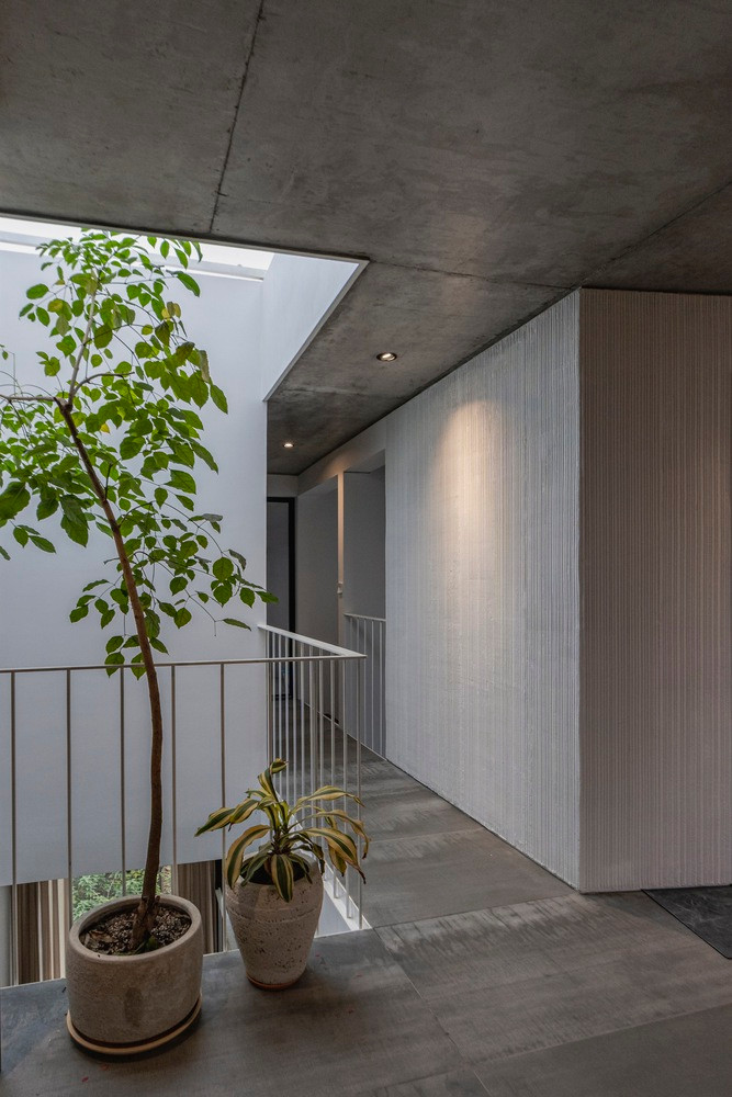 Hệ thực vật được sinh trưởng và phát triển dựa trên hệ sinh học tuần hoàn. Cây trồng được tưới bằng hệ thống dự trữ nước mưa, phân hữu cơ được sử dụng hoàn toàn từ thảm thực vật chết hiện có, tạo nên một hệ sinh thái mini tuần hoàn trong nhà.