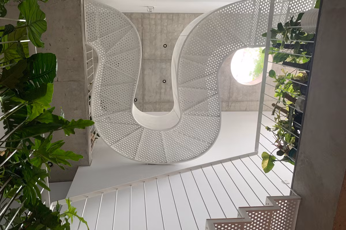 Ở bên trong, nhiều người không khỏi ngỡ ngàng bởi không gian thông thoáng, ấn tượng với cầu thang trắng như dải lụa.