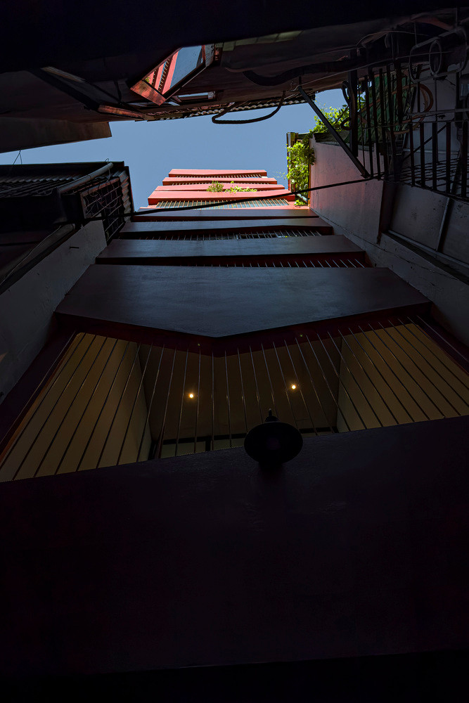 Maison KN là ngôi nhà phố riêng biệt nằm sâu trong ngõ chật hẹp giữa trung tâm đô thị Hà Nội. Tốc độ đô thị hóa nhanh khiến cho không gian sống trở ngột ngạt, những ngôi nhà ống, mái tôn san sát nhau.