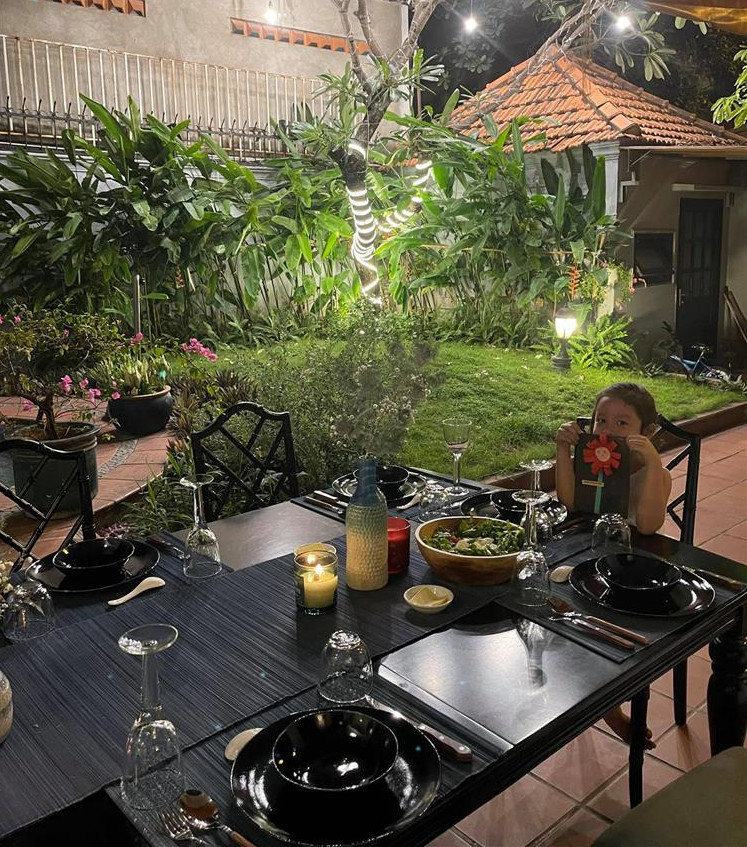 Phía ngoài căn nhà là khu vườn rộng rãi, có bàn ăn. Ảnh: Suckhoedoisong