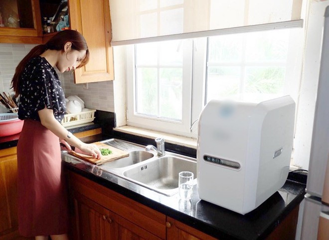 Phòng bếp thoáng đãng, có cửa sổ nhìn ra sân vườn ngập nắng và gió. Ảnh: Vietnamnet