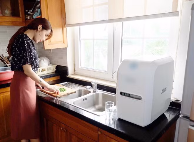 Phòng bếp thoáng đãng, có cửa sổ nhìn ra sân vườn ngập nắng và gió. Ảnh: Vietnamnet