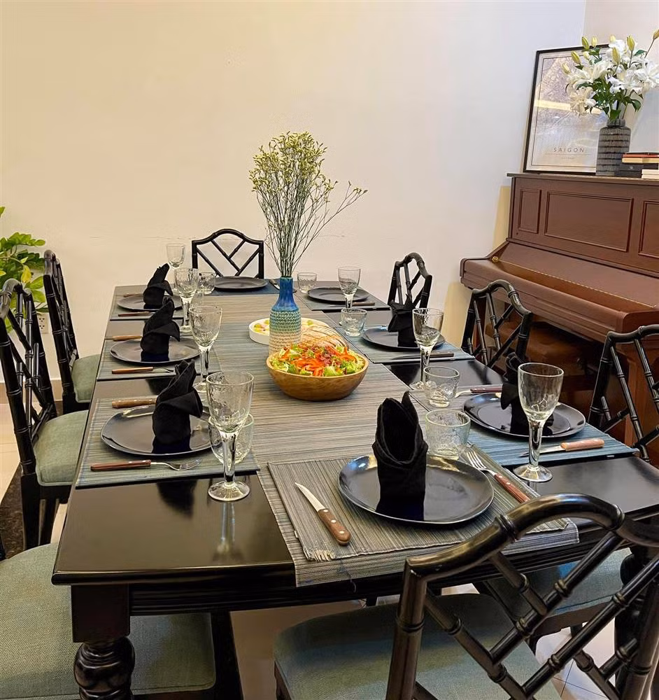 Bàn ăn tối màu sang trọng. Ảnh: Vietnamnet