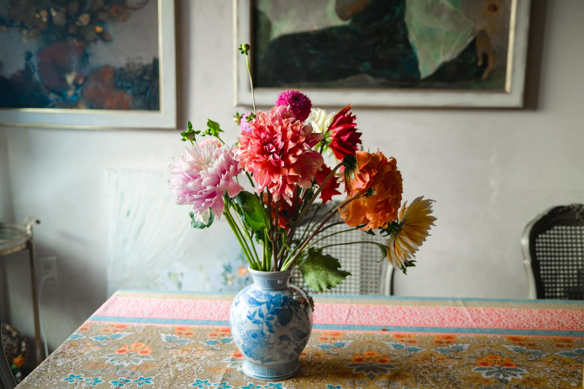 Trong những ngày đầu xuân, Lý Quí Khánh liên tục chia sẻ cơ ngơi tràn ngập hoa tươi khiến dân tình thích mê.