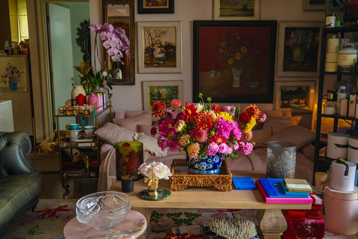 Đáng chú ý, ngôi nhà nào của NTK Lý Quí Khánh cũng ngập tràn hoa thơm.