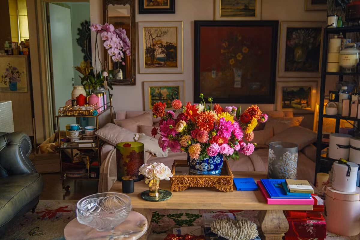 Đáng chú ý, ngôi nhà nào của NTK Lý Quí Khánh cũng ngập tràn hoa thơm.