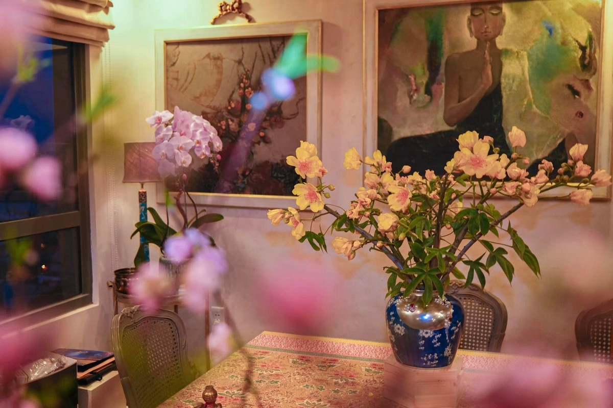 Trong dịp Tết Giáp Thìn 2024, Lý Quí Khánh tạo sắc màu rực rỡ cho không gian sống bằng rất nhiều bình hoa tươi.