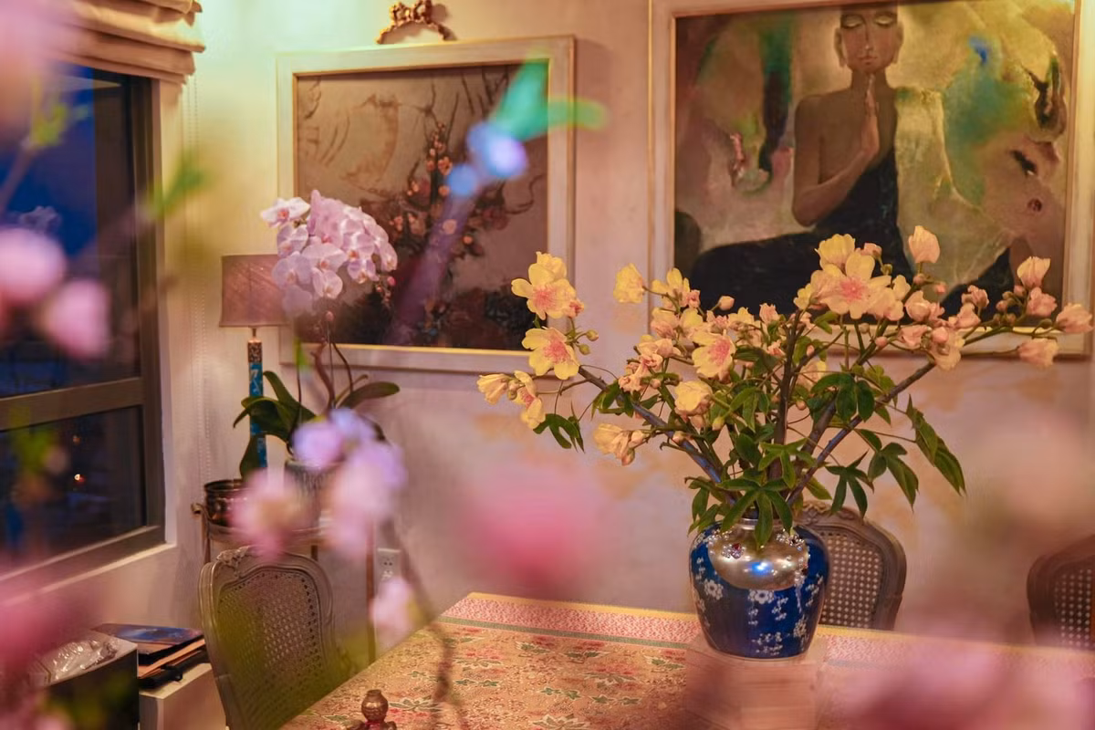 Trong dịp Tết Giáp Thìn 2024, Lý Quí Khánh tạo sắc màu rực rỡ cho không gian sống bằng rất nhiều bình hoa tươi.