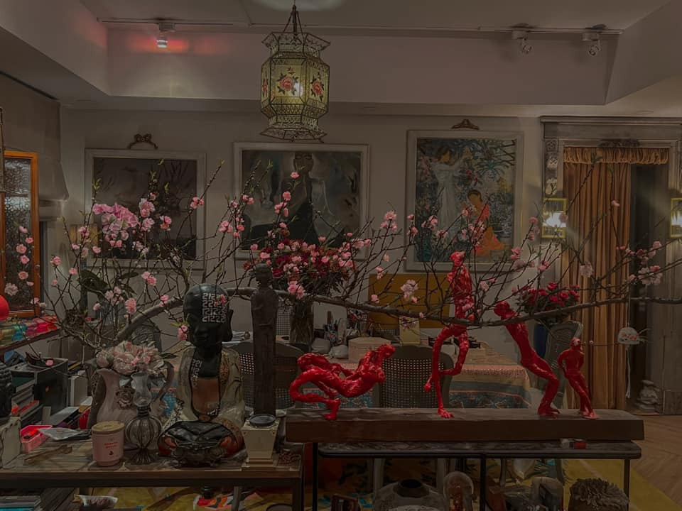 Đào huyền phai đẹp kiêu sa.