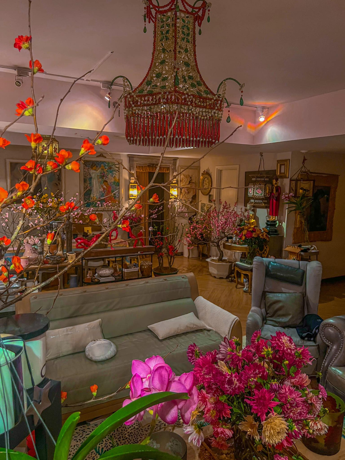 Mỗi góc trong nhà cháu trai gia tộc Lý Quí đều có hoa tươi thắm.