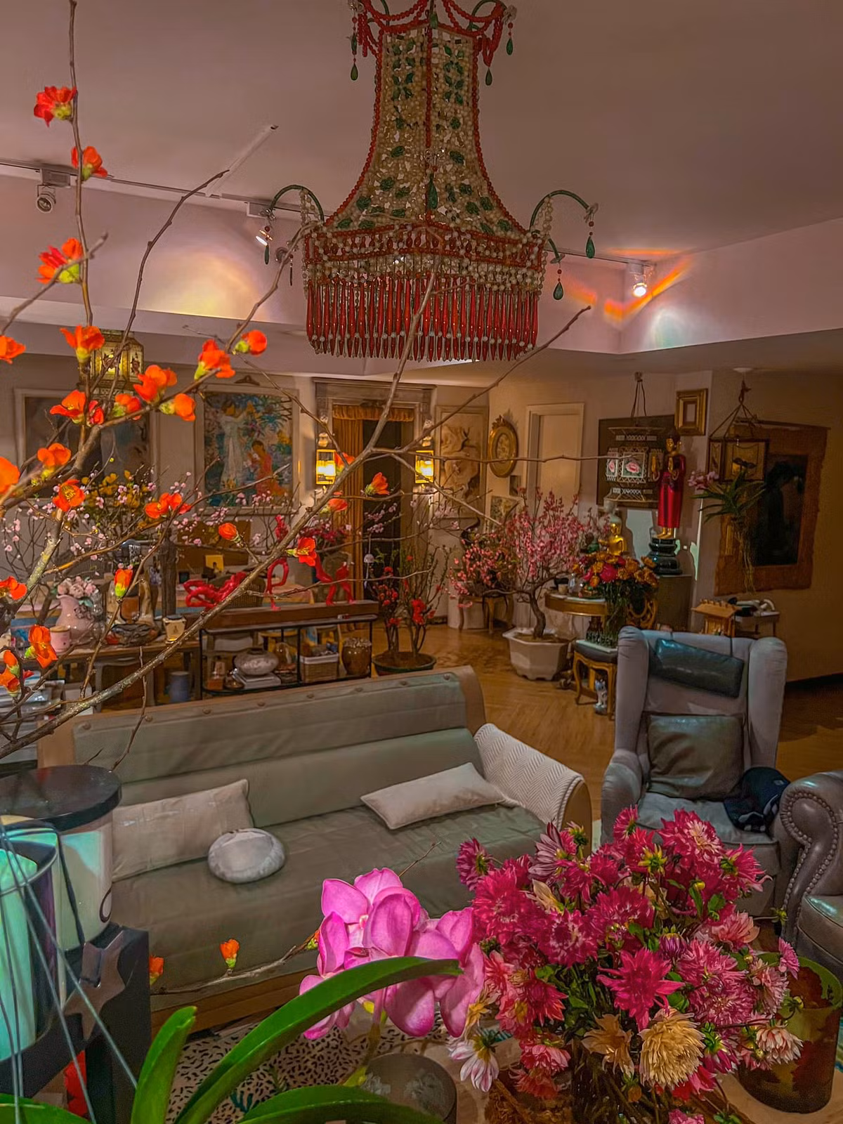 Mỗi góc trong nhà cháu trai gia tộc Lý Quí đều có hoa tươi thắm.